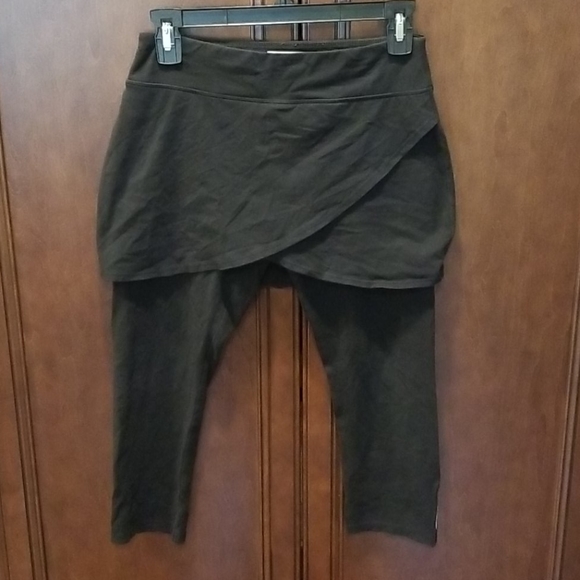 Andrew Marc Skirted Capri Leggings 